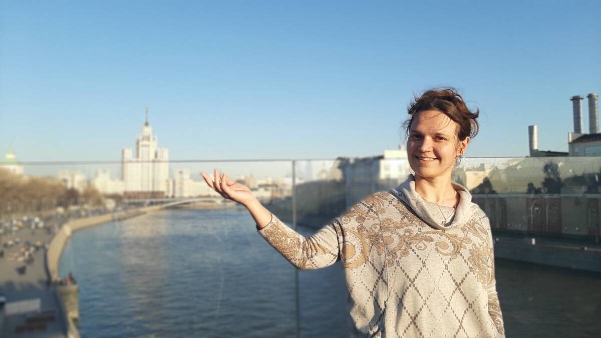    Экскурсовод Ольга Рыбакова показывает сталинскую высотку на Котельнической набережной — один из символов столицы. Сейчас на нее открывается прекрасный вид с парящего моста в парке «Зарядье» / Фото: Личный архив