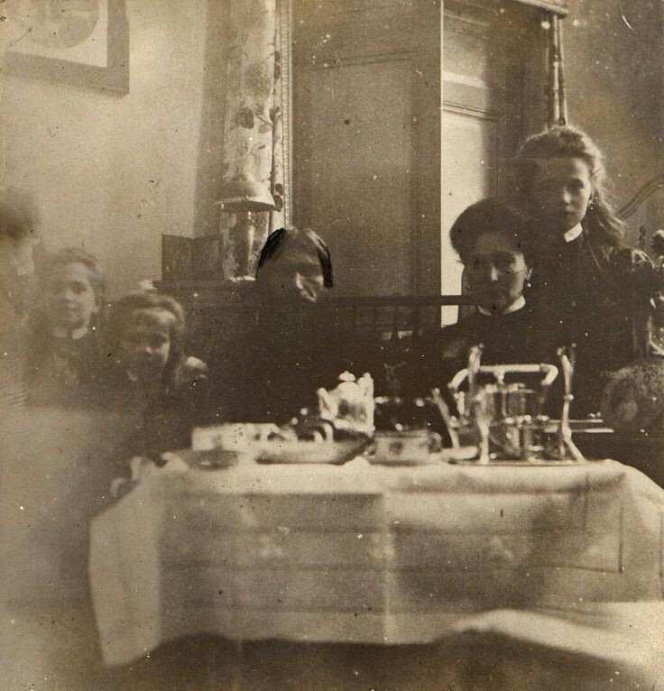 Распутин и Александра Федоровна с великими княжнами