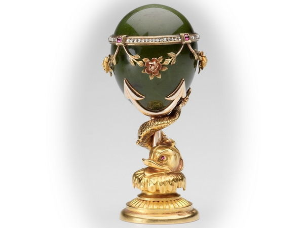 Печать из нефрита, украшенная красным и желтым золотом, бриллиантами и рубинами (высота 6,4 см), Фаберже, мастер Михаил Перхин, 1900 г. Эта печать хранилась на столе короля Георга V в Букингемском дворце. 