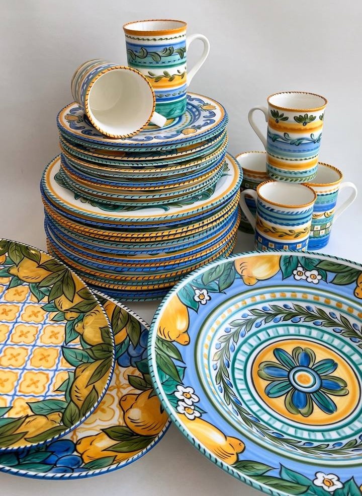 В составе тарелки разных размеров, чашки, овальные сервировочные блюда., салатницы