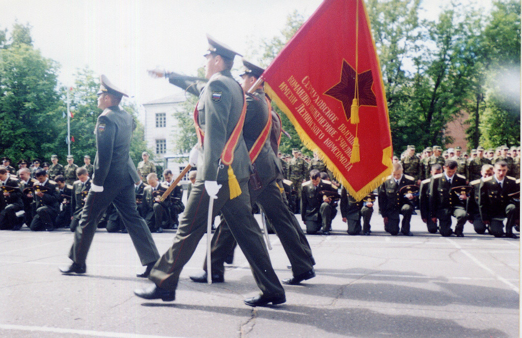 Выпускники прощаются со знаменем училища.