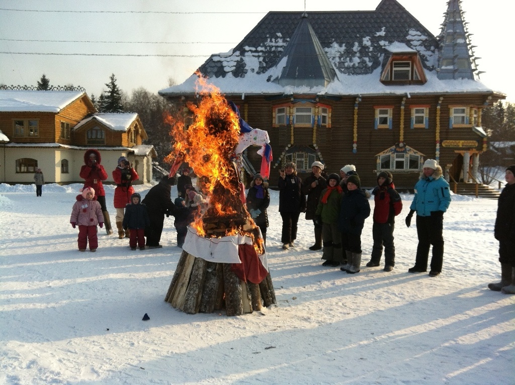 Сжигание чучела на Масленицу — это обряд прощания с зимой и встречи весны, обновления природы и начала нового жизненного цикла.Считается, что огонь забирает всё старое и ненужное, очищая пространство для нового.