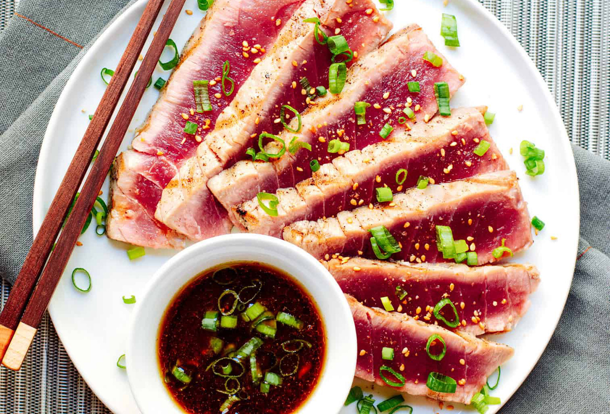 Тунец с соусом