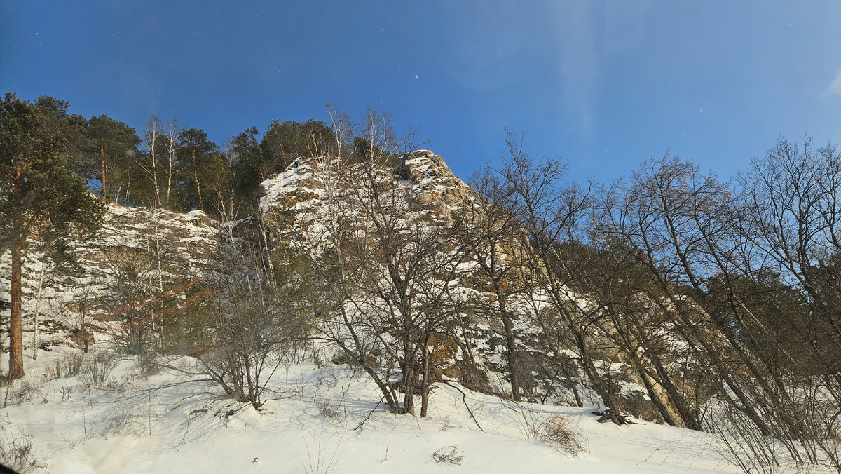 Вид на Камень Ермак у его подножия.