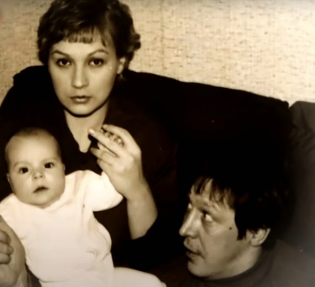 Анна - Мария с папой Михаилом Ефремовым и мамой Ксенией Качалиной