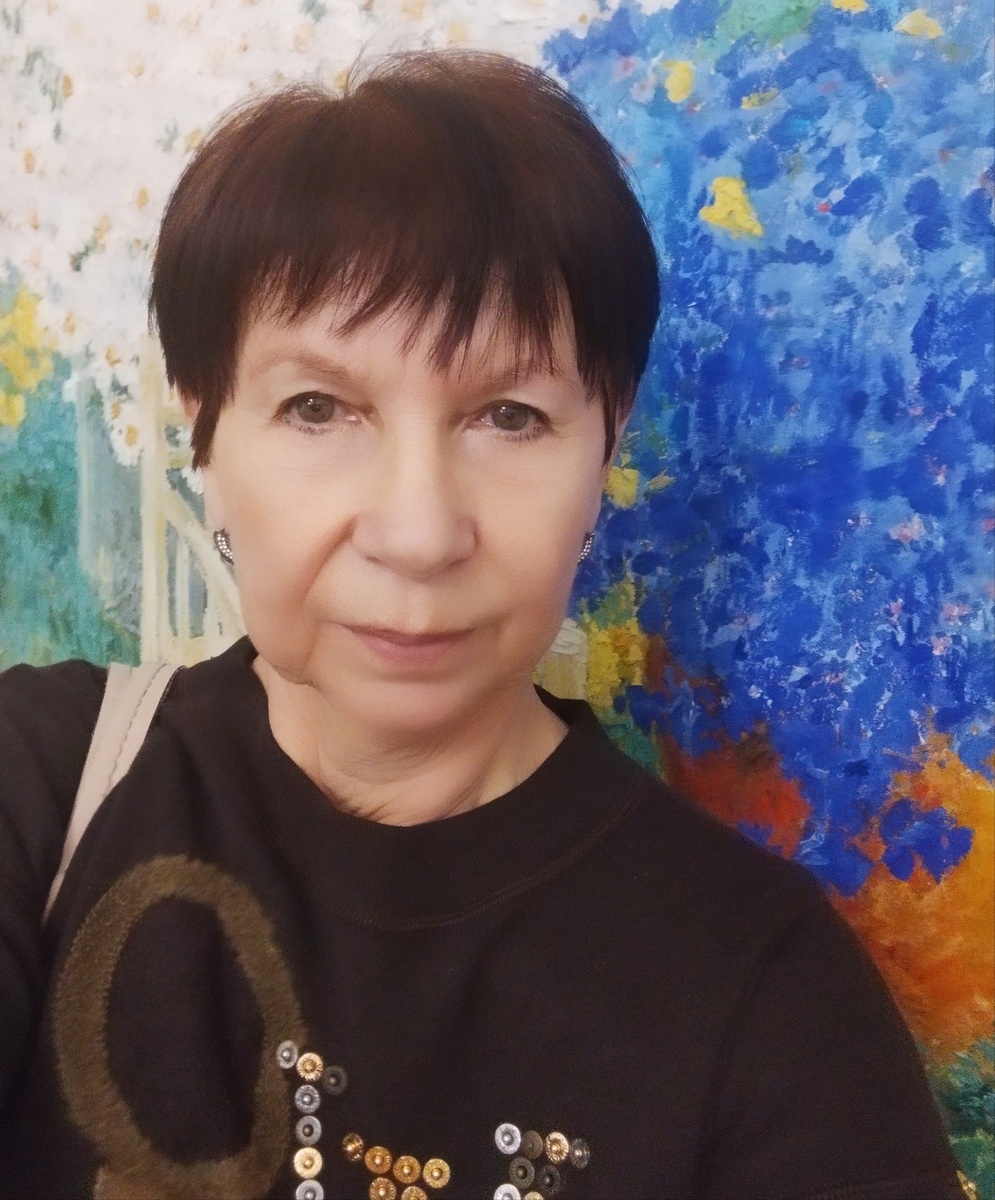 На выставке из Третьяковской галереи на фоне картины Натальи Гончаровой