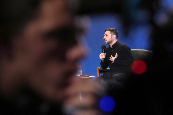 Владимир Зеленский во время пресс-конференции в Киеве, 23 февраля 2025 года / Evgeniy Maloletka/AP 