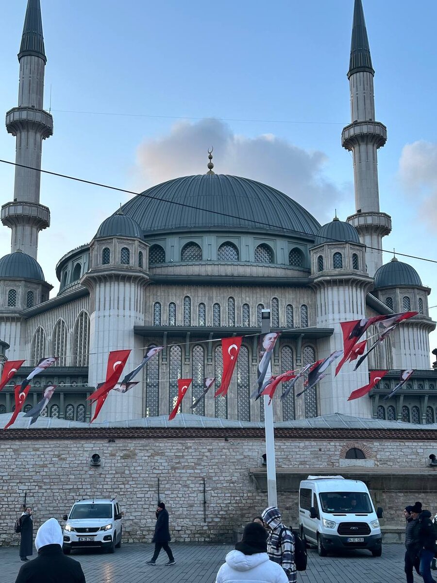 Мечеть Таксим (архитекторы Шефик Биркие и Селим Даламан, открылась в 28 мая 2021 года)