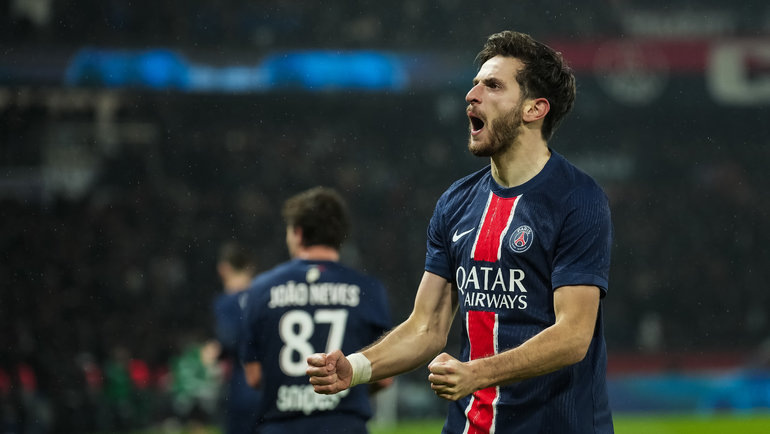    Полузащитник «ПСЖ» Хвича Кварацхелия. Global Look Press