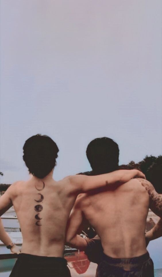 Почему меня так смешит эта фотка??? Это желание нежнюльки Чимина выглядеть брутальным и могучим!!!Хотя, при переводе взгляда на спину Гука, мне не до смеха становится...как-то🤤