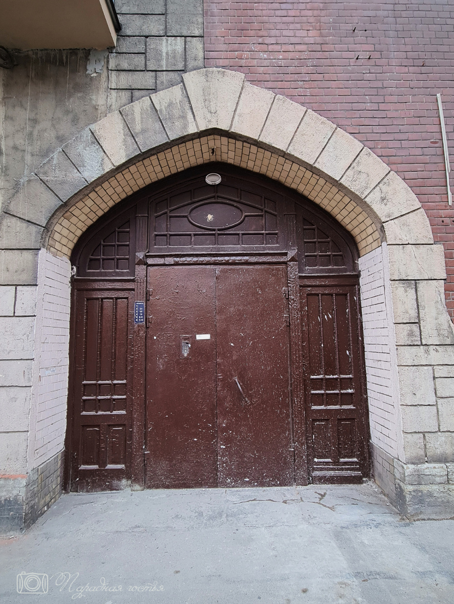 Тот самый портал в Средневековье. Фото: Парадная гостья