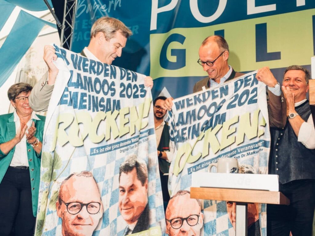 Фридрих Мерц и премьер-министр Баварии Маркус Зёдер на земельных выборах в Баварии