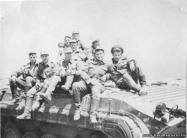 Третий, обнял колено - Вова Семыкин (ВД)  Это он говорил на немецком по ночам предложениями, а изучал в школе английский... Крайний с права в фуре прапорщик связист, он менял ключи заса... всё время вылетает фамилия но она есть... хороший был мужик)). Есть-Старший специалист СПС - прапорщик ГОРБУНОВ Александр.