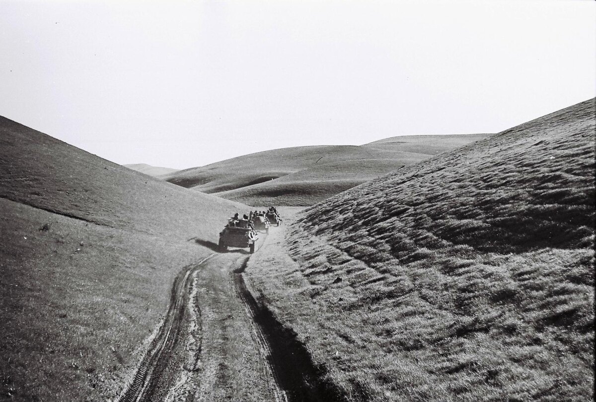 Как ехать вне колеи)) и не зацепить мины на обочине когда тут не ступала нога советского солдата... "Вы с ума сошли- возвращайтесь скорее назад"...слышал я по громкой связи голос  офицера Тахта-Базарского отряда...