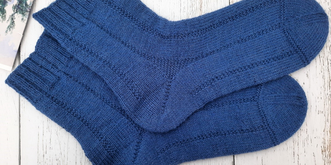 Классические носки с пяткой-бумеранг и простым узором из пряжи Alize Artisan