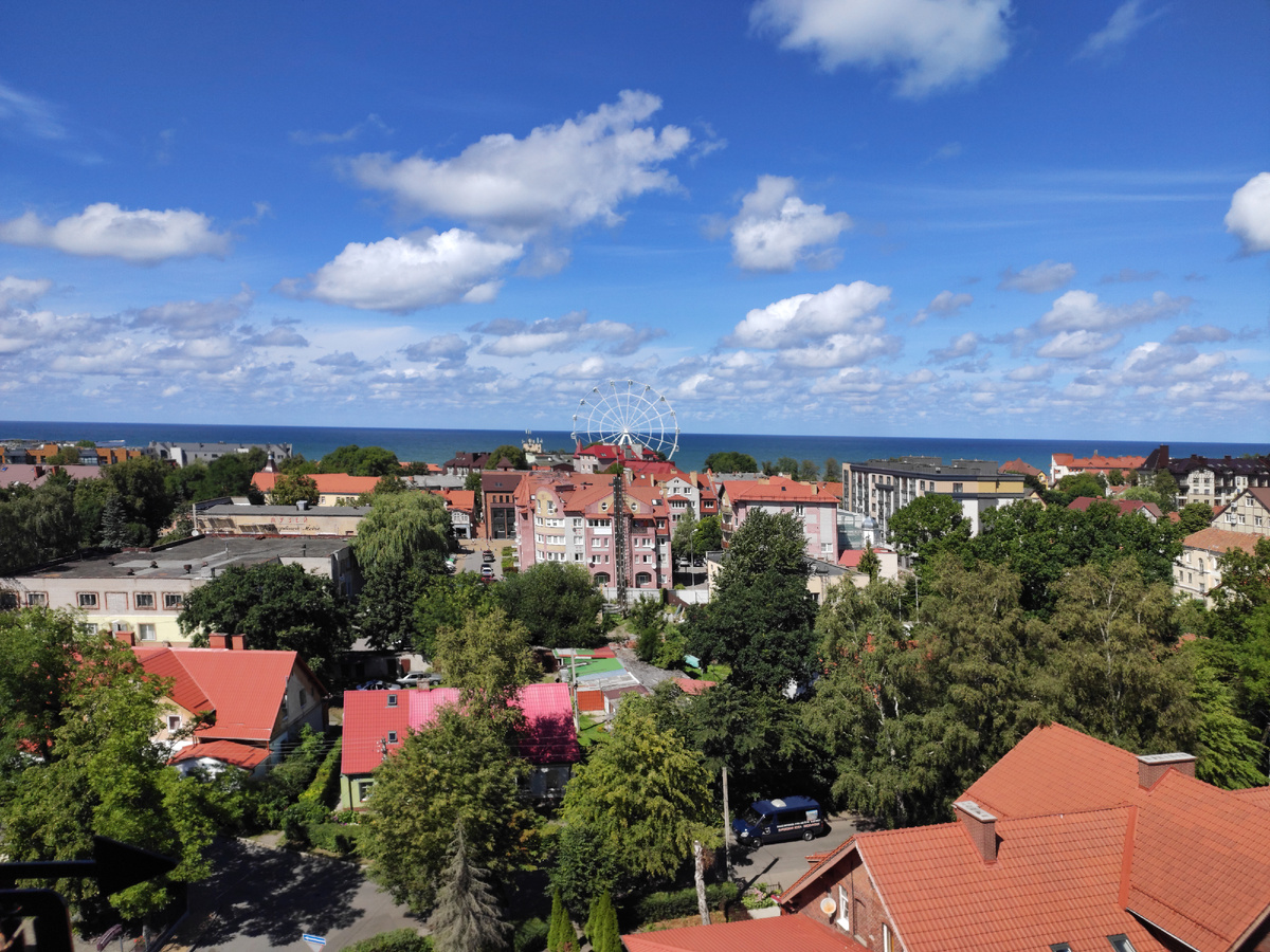 Вид на Балтийское море и променад с водонапорной башни в Зеленоградске. Источник фото: commons.wikimedia.org. Автор: Avsolov