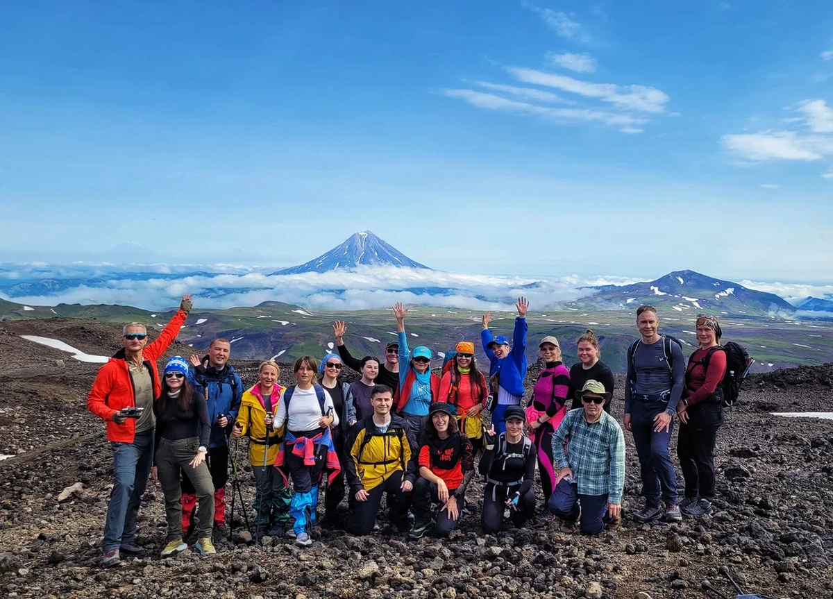 Туристическая группа на вулкане Горелый