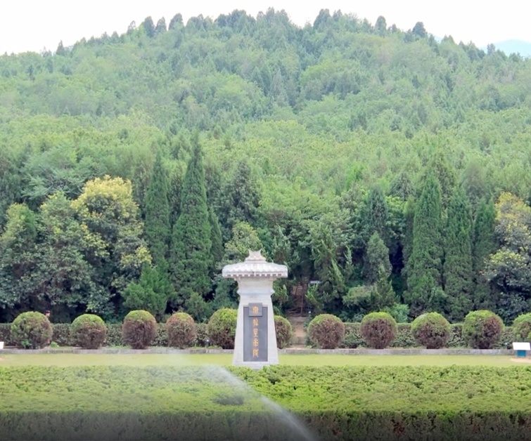"Великая пирамида" Цинь ШиХуанДи. Да под кронами деревьев настоящая пирамида. Фото из личного архива