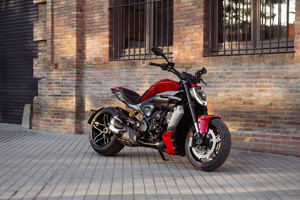 Дизайн XDiavel V4 вдохновлён суперкарами, а элементы стиля отсылают к классическим американским маслкарам.
