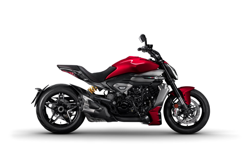 XDiavel V4 в цвете Burning Red