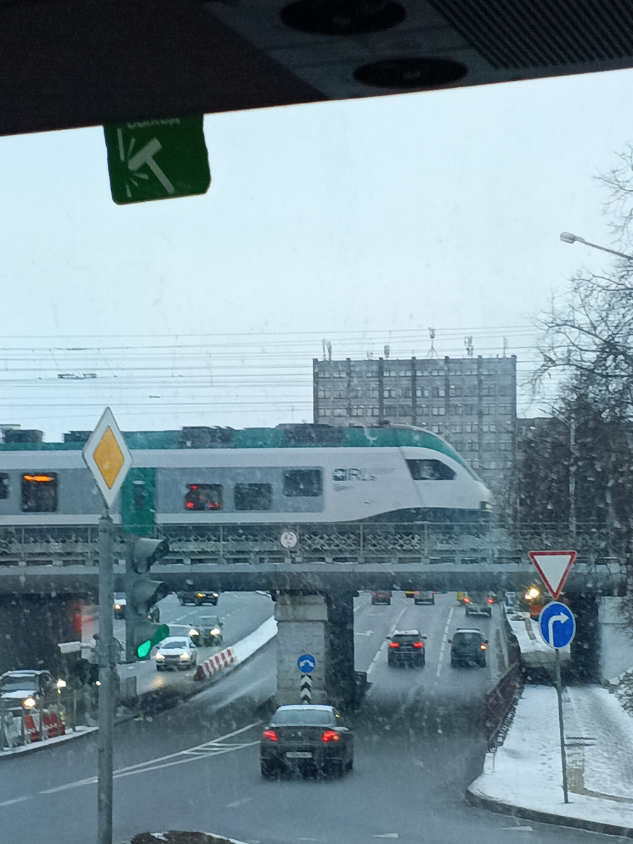 Первые кадры города сквозь грязное автобусное стекло))