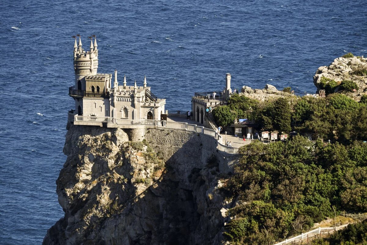    В Крыму посетитель «Ласточкиного гнезда» скинул кошку с 40-метровой высоты