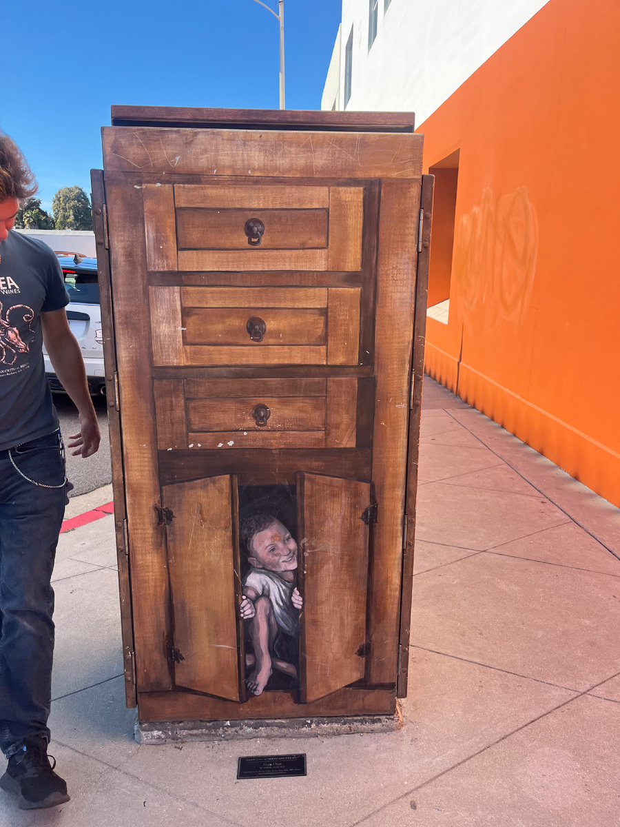 Выйти из клозета? Вытащить скелетов из шкафа? Фотка годовалой давности, но прям в тему. И ещё до мото-аварии. 