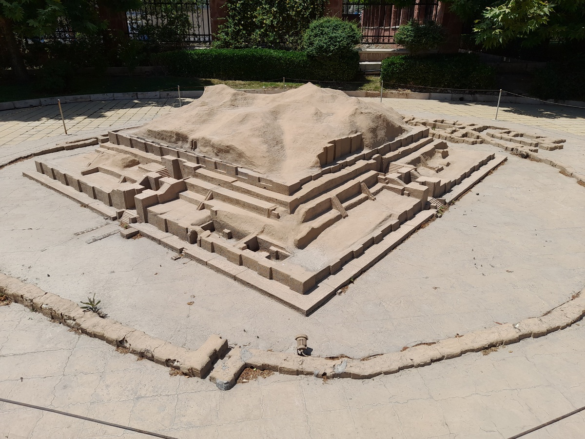 Макет пирамиды в парке миниатюр в Тегеране