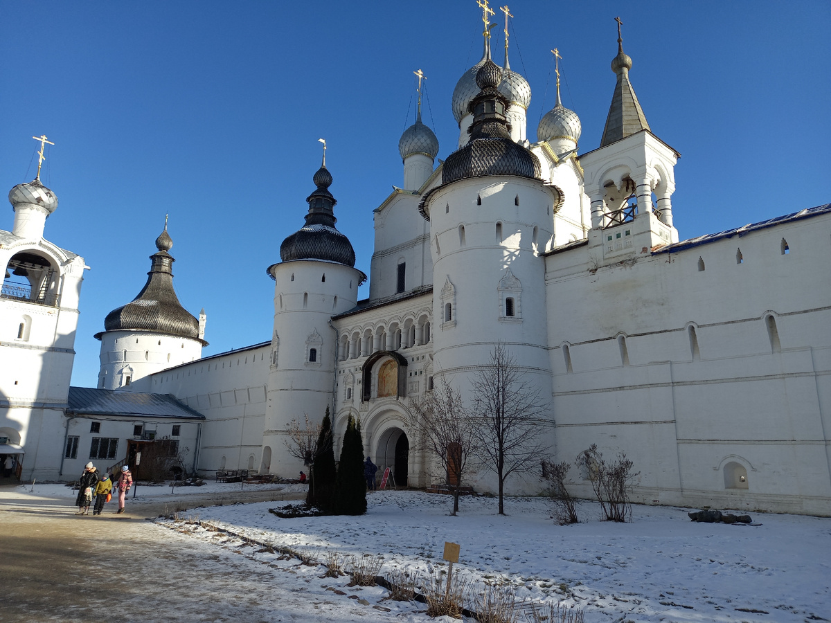 Надвратная церковь Воскресения в Ростовском кремле. В ней очень красивые ферски и потрясающая акустика. Фото автора.