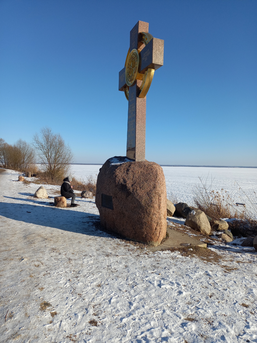 Памятный крест на берегу озера Неро. Это и все остальные фото в статье сделаны автором.
