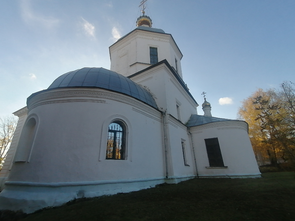 Церковь Воскресения Христова (Храм Трёх Святителей). Октябрь 2024 года.