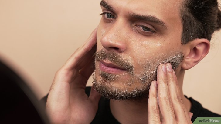 1. Умойте лицо или ту область, которую собираетесь брить.