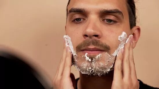 2. Нанесите на влажное лицо крем для бритья.