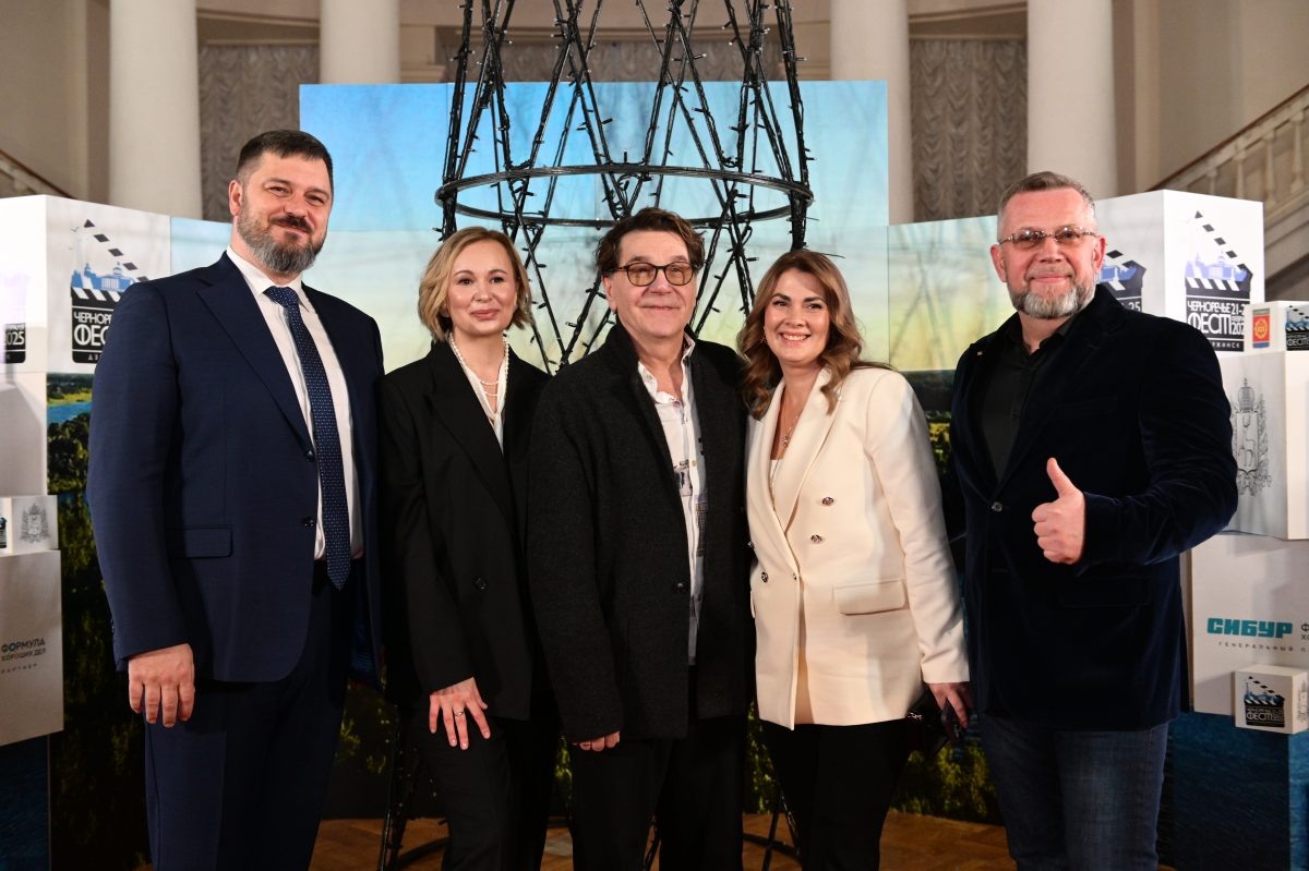    Перед Дворцом культуры химиков прошли более 50 человек – известные актеры театра и кино, режиссеры, продюсеры и телеведущие