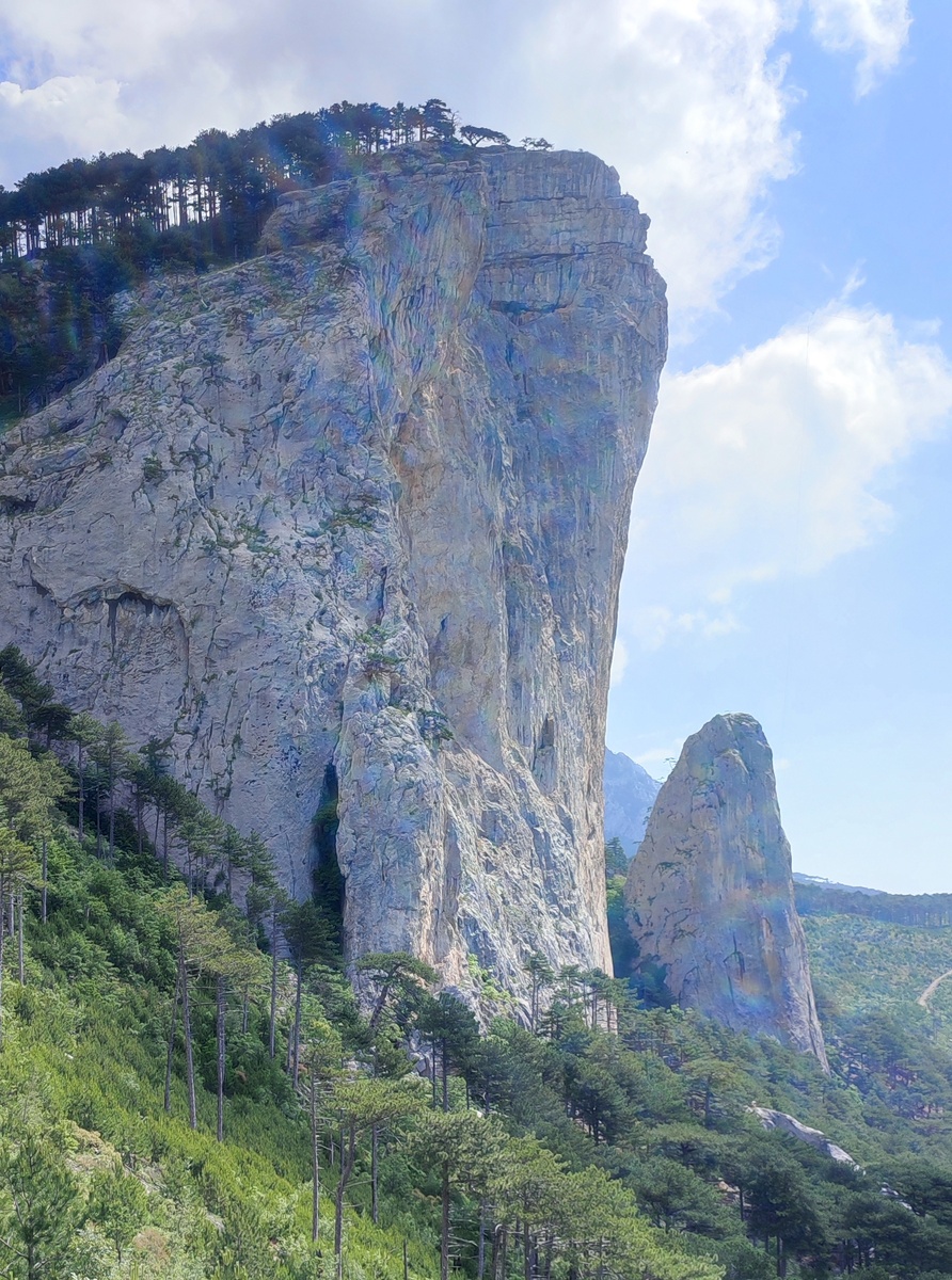 Скала Шаан-Кая (высотой 230 метров) - объект прыжков