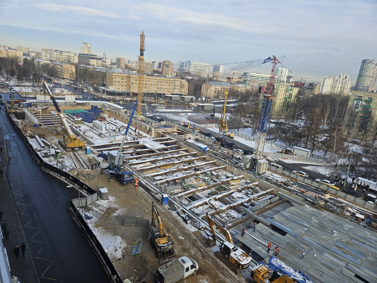 📷 1.1: В западном торце котлована смонтирован гермозатвор в подуличном переходе к будущему выходу на площадь Хо Ши Мина. С противоположной стороны, слева, ведëтся возведение конструкций в отдельном котловане, в котором расположатся технические помещения западного вестибюля.
