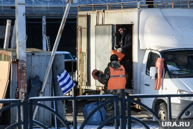 Грузчики и продавцы - одни из самых популярных вакансий в Кургане
Фото: Илья Московец © URA.RU