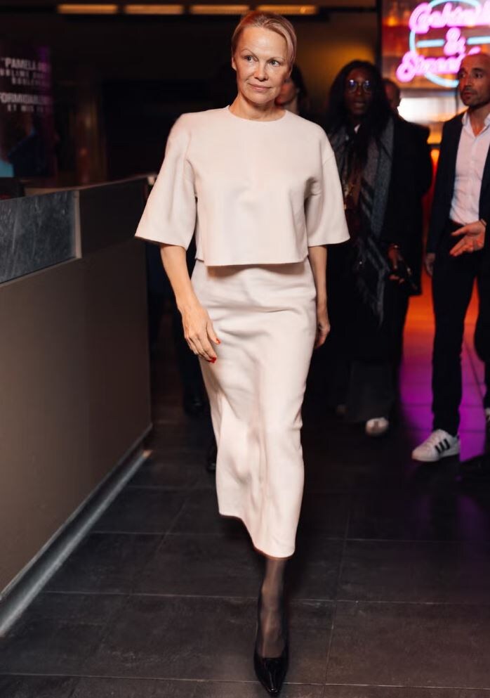 Памела Андерсон в белом кашемировом костюме