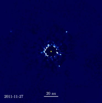 Четыре светлых точки рядом с закрытой экраном звездой HR 8799 и есть экзопланеты.