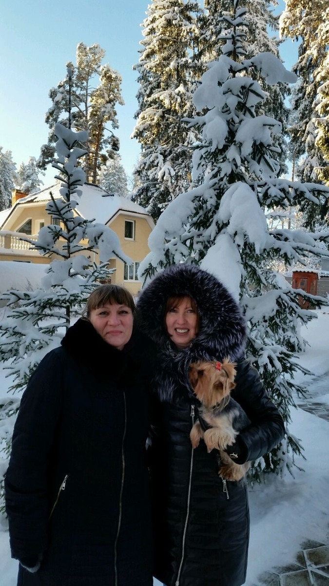 Это я с Олей. Я с собачкой. 