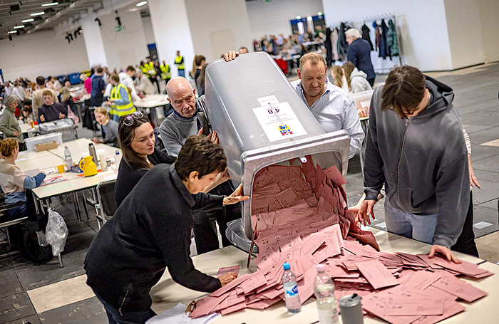    Подсчет голосов на выборах в Германии.MARTIN DIVISEK/EPA/TASS