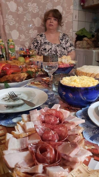 Каждый год перед новогодними каникулами я как и все состовляю список блюд на новогодний стол.Смотрю новые рецепты и давно забытые старыеКак обычно на столе должна быть классика это оливье,шуба,крабовый но и забытые но очень вкусные полянка,черепашка и т.д список ростёт мне хочеться угодить всем в семье и мясо и сладкое и салат и тарталетки.В этом 2025 году список составила меньше раза в 2 но когда готовила с 8 утра и до 6 вечера поняла что мало буду готовить это только на словах и на бумаге.Как обычно накрывая новогодний стол поняла что это хоть и меньше обычного но в итоге многовато.Кто будет есть это нас то трое а еды на роту голодных.Так и вышло что за три дня поесть это всё мы не смогли и пришлось выкинуть птицам хоть и не было порченым но побоялись.Торт нам вышел в 4300р и плюс такси туда сюда в итоге торт вкусный но сверху мастика а это гтлый сахар и краска все украшения полетели в помойку хотя за эти украшения мы и отдали кучу бобла.каждая ёлочка из мастики от 600 р по моему искизу домик ,снеговик,метла,река,3 ёлочки красиво но фигово на вкус.На третий день захотелось простого супа и молочной рисовой каши это я и сварила и поела как будто год не ела .Денег ушло много страшно сказать в итоге денег нет еда на корм птицам .Только оклемались и Рождество 2 салата,заливное,колбаса,шоколад,и тд.Но в Рождество вышло блюд не много и слава богу пишу 9 января только доели от Рождества.Мы люди ссср так привыкли чтоль готовить чтоб всё было и много тазами