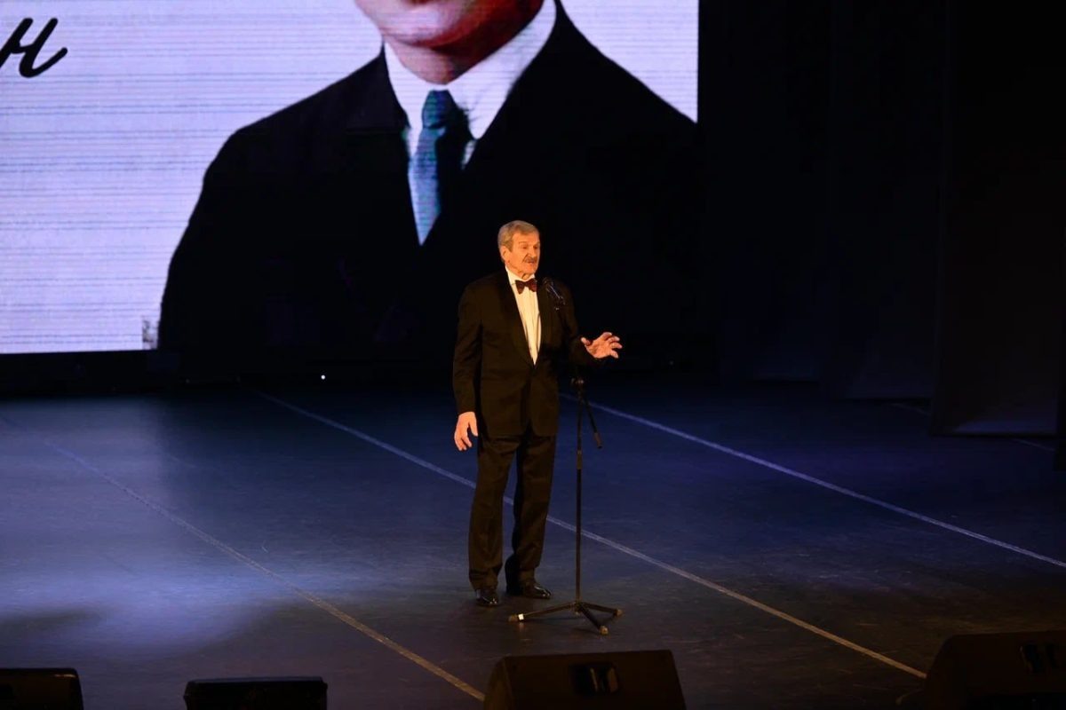    На сцене Дворца культуры химиков выступили участники кинофестиваля