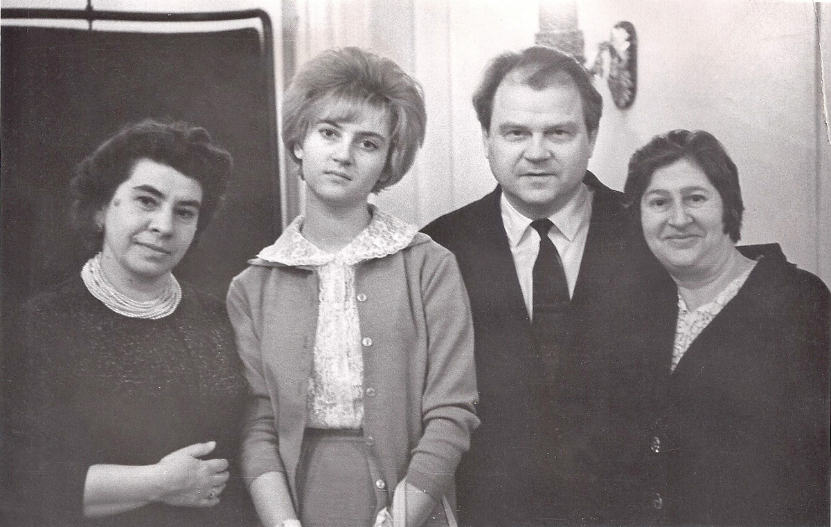За кулисами Колонного зала Дома Союзов после концерта, слева направо: неизвестная; дочь композитора Наталья Хренникова; Тихон Хренников; администратор Колонного зала Мария Янушевская. 1964 г., фото Клары Хренниковой.
