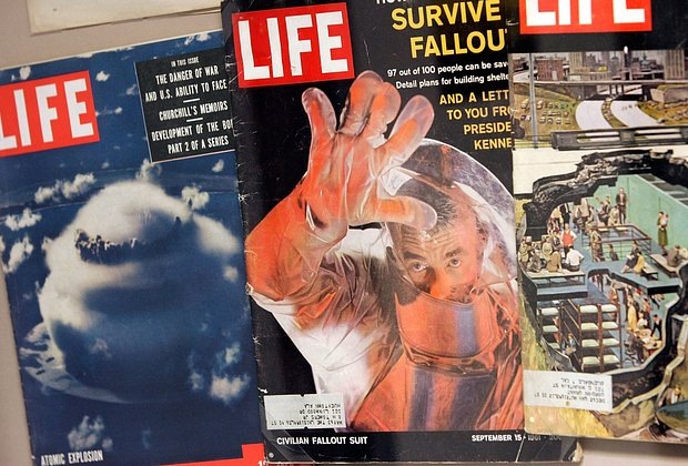    Обложки выпусков журнала Life с изображением ядерной бомбы и средств защиты. Фото: Alex Wong / Staff / Getty images