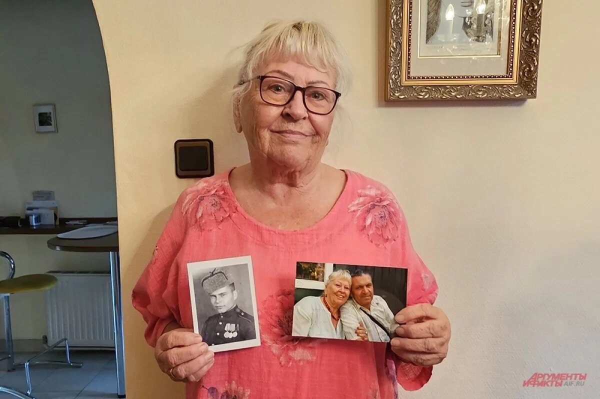    Мария Зильберштайн с фото отца и вместе с братом, найденным в Ростовской области.