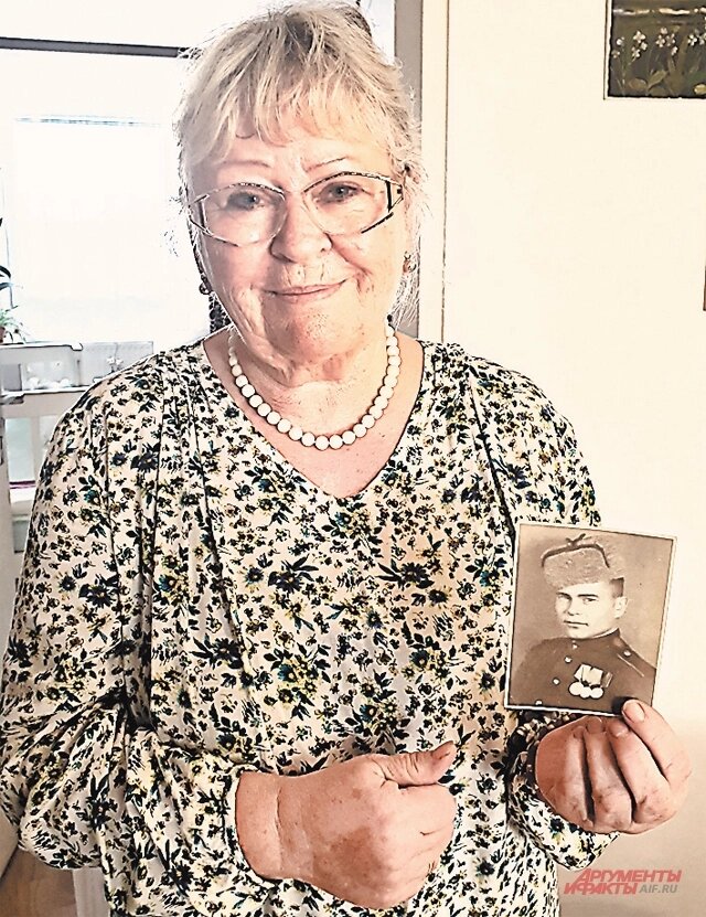    Мария Зильберштайн с фотографией отца. 2019 год. Фото:  АиФ/ Георгий Зотов