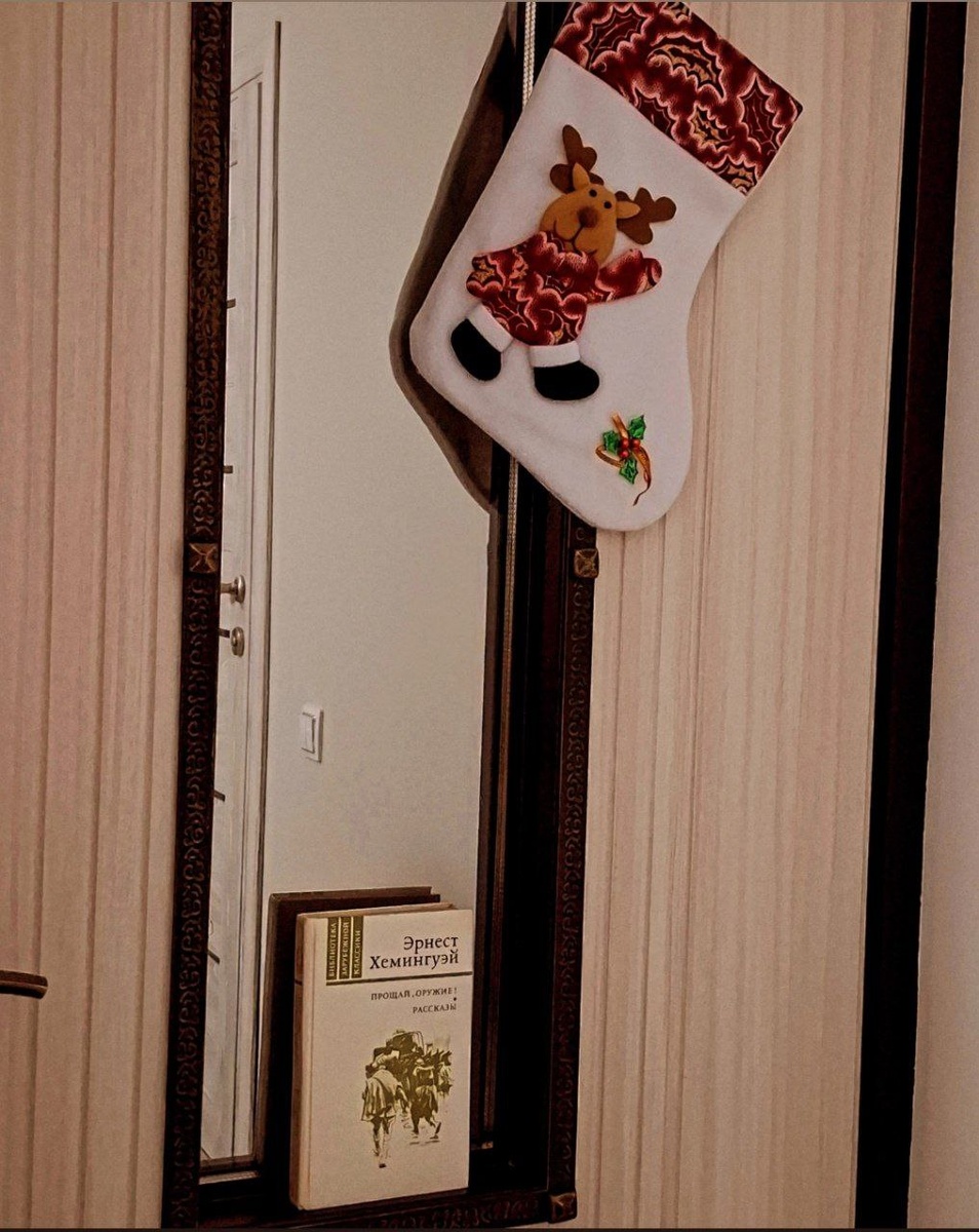 Подписывайтесь также на мой инстаграмм https://www.instagram.com/knizhnaya_polka_streltsa?igsh=bHB5a2psMW14eWt4 там рилсы на книжную тематику и книжные новости👩🏽‍💻И на мой телеграмм https://t.me/knizhnaya_polka_streltsaгде вы можете найти электронные книги и викторины с призами📚