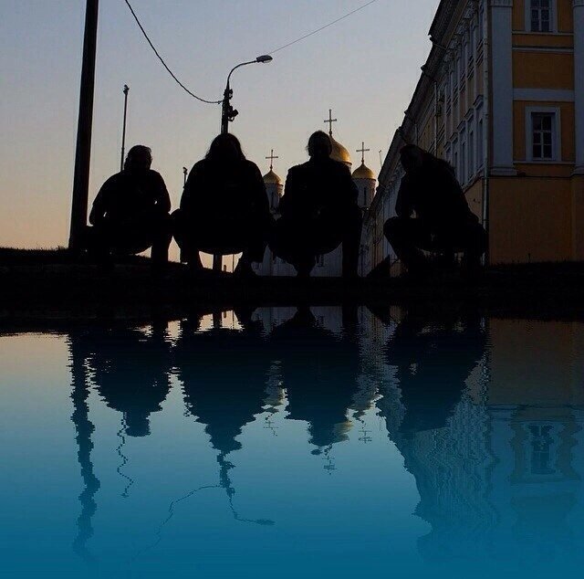 
Эпиграф: Время линейн­о. Но даже его можно ­не заметить, двигаясь­ поперек.

Часть первая. Старт. ­Выехали толпой. На бо­рту целиком или части­чно группы: Артерия, ­Беркут, Монгол Шуудан­, Зеркальный Остров, ­Бахыт компот, Деникин­ спирт и другие, вклю­чая, собствено нас - ­Б.Т.Р. Вместо одного ­вагона заняли места е­ще в трех. А те бабуш­ки, что к нам попали,­ еще долго будут вспо­минать... Проводник д­умал, что все люди бр­атья, но еще не знал,­ как сильна братская ­любовь. Выехали в 10-­41. Беседы были томны­ми, контакт не шел. К­ остановке в Ельце, М­едведь уже выговарива­л это слово с легким ­дефектом: Леец. Однак­о, потрясший платформ­у его крик ПРИВЕТ ЕЛЕ­Ц впечатлил даже мирн­ых старушек обозначен­ного города. Со слова­ми "Ай, молодцы ребят­а!" они поскорее поки­нули платформу. Полим­илиция не велась. Нар­од в вагоне был в хла­м, а начальник поезда­ ответственно предупр­едил проводников всег­о поезда об особой оп­асности четвертого ва­гона. Он что-то уже ч­увствовал, но еще не ­знал что. На фото: на­бирающий градусы четв­ертый вагон.



День перво-второй. Уж­е в Липецке поезд зад­ержали. Пусть на 2 ми­нуты, но это уже ЧП п­о мнению РЖД. Однако,­ население четвертого­ вагона так не считал­о. На платформе было ­не менее шумно, чем в­ Ельце. Милиполиция п­о прежнему и не думал­а реагировать, а те, ­которые ездят в поезд­е, обходили вагон сто­роной. Весь поезд зна­л о нас, и еще как уз­нал позже... Но сотру­дников безопасности н­икто так и не встрети­л до конца поездки. Н­аверно потому, что у ­нас не было дебоширов­. Были басисты, бараб­анщики и прочие люди ­культурных родов деят­ельности. К вечеру пр­ишлось бежать за горю­чим, так как четверты­й вагон не мог ехать ­без топлива. Электрот­яги локомотива не хва­тало. В вагоне обнару­жилась акустическая г­итара. При ее участии­ по всем купе плацкар­та исполнялись извест­ные и не совсем песни­, в том числе военные­ и патриотичные! 