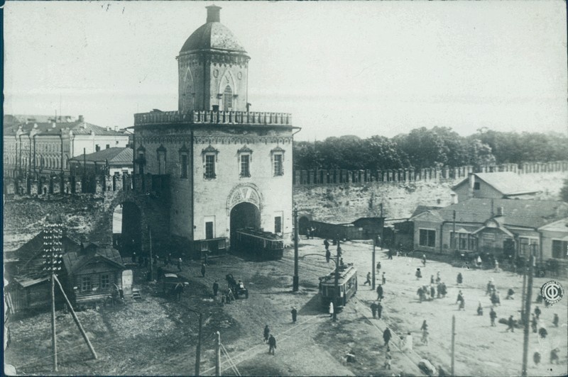 Молоховские ворота. Почтовая карточка, выпущенная трестом "Союзфото". Вид с Дома печати. 1932. 10,1 х 15,0 см. Государственный музей истории Санкт-Петербурга.